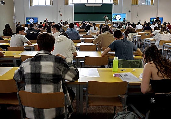 Estudiantes realizando la EBAU en Burgos.