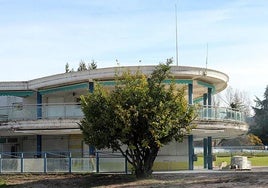 El edificio central de las piscinas de verano de El Plantío presenta un deterioro evidente.