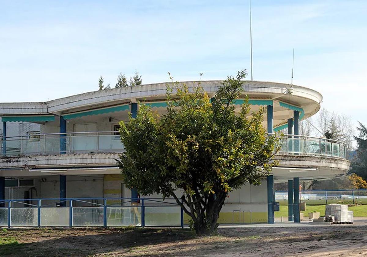 El edificio central de las piscinas de verano de El Plantío presenta un deterioro evidente.