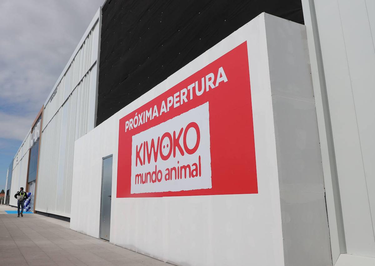 Imagen secundaria 1 - Estado actual de las futuras tiendas MediaMarkt y Kiwoko. Abajo, el planteamiento de cómo se distribuyen las empresas.