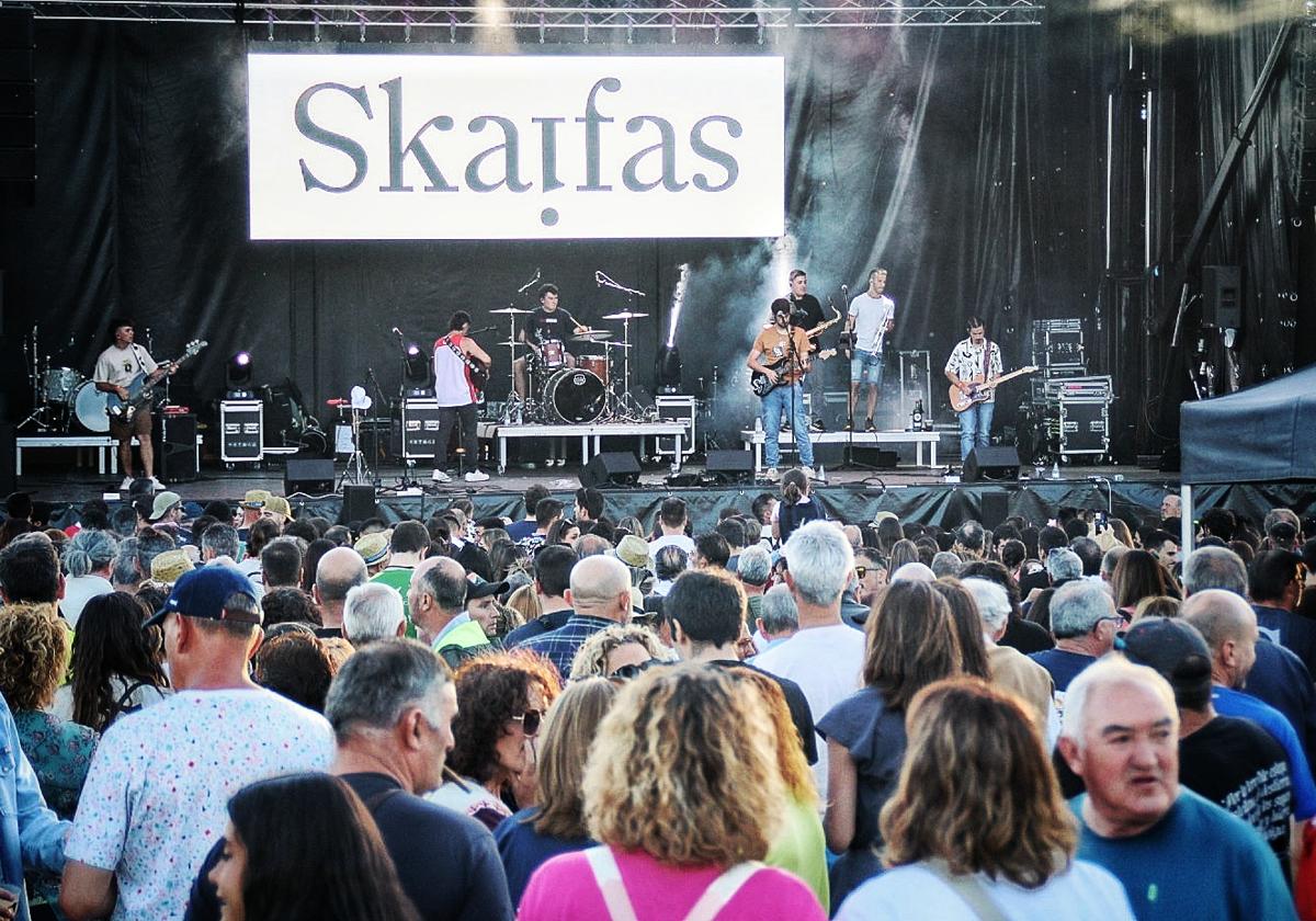 El recinto se llenó durante el Alpaka Fest para apoyar al grupo de la comarca, Skaifas.