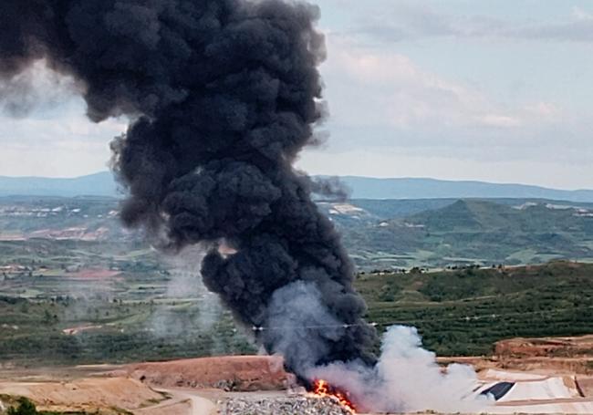 La columna de humo era visible desde varios kilómetros de distancia.