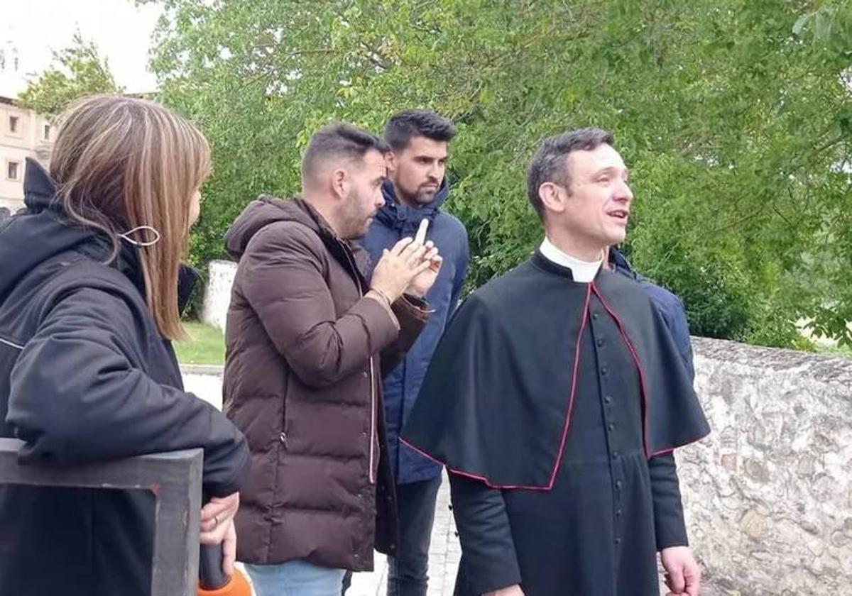 José Ceacero con la prensa en la puerta del convento de Belorado hace unos días.