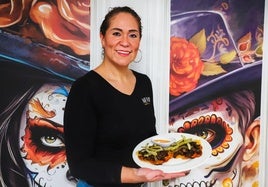 Martha Lehymann, propietaria del bar Nuevo Río con su plato Taconmadre!