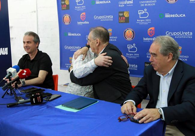 El Presidente del club Miguel Ángel Benavente se funde en un abrazo con el técnico Ocampo.