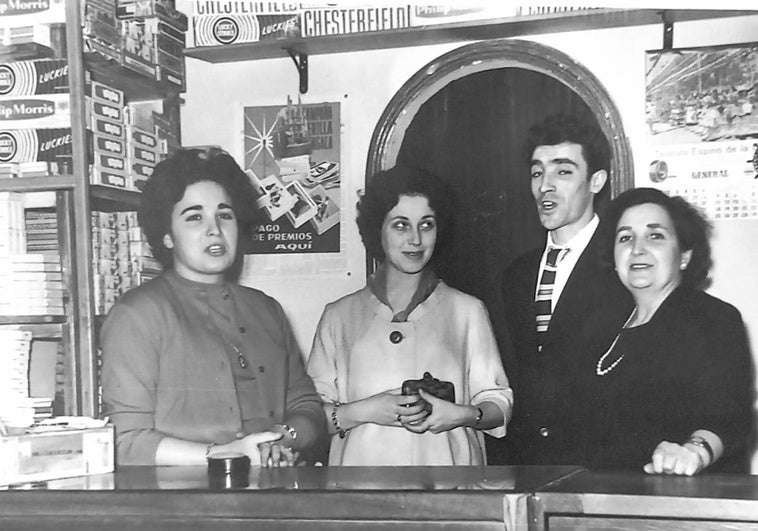 Ángeles y Carmen (hija y madre) en los extremos, las primeras regentes en los años 60.