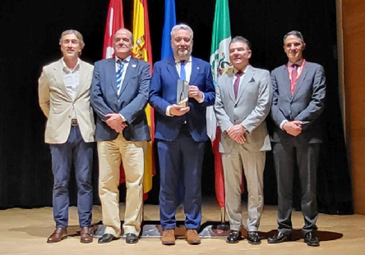 El concejal de Medio Ambiente, Carlos Niño, con el premio Escoba de Oro.