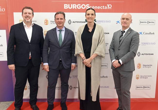 Patrocinadores de la gala por el X aniversario de BURGOSconecta. Miguel Ángel Iniesta, Iniesta Dental; Isabel Ibáñez, CaixaBank; y Ángel Manzanedo, concejal de Hacienda en el Ayuntamiento de Burgos.