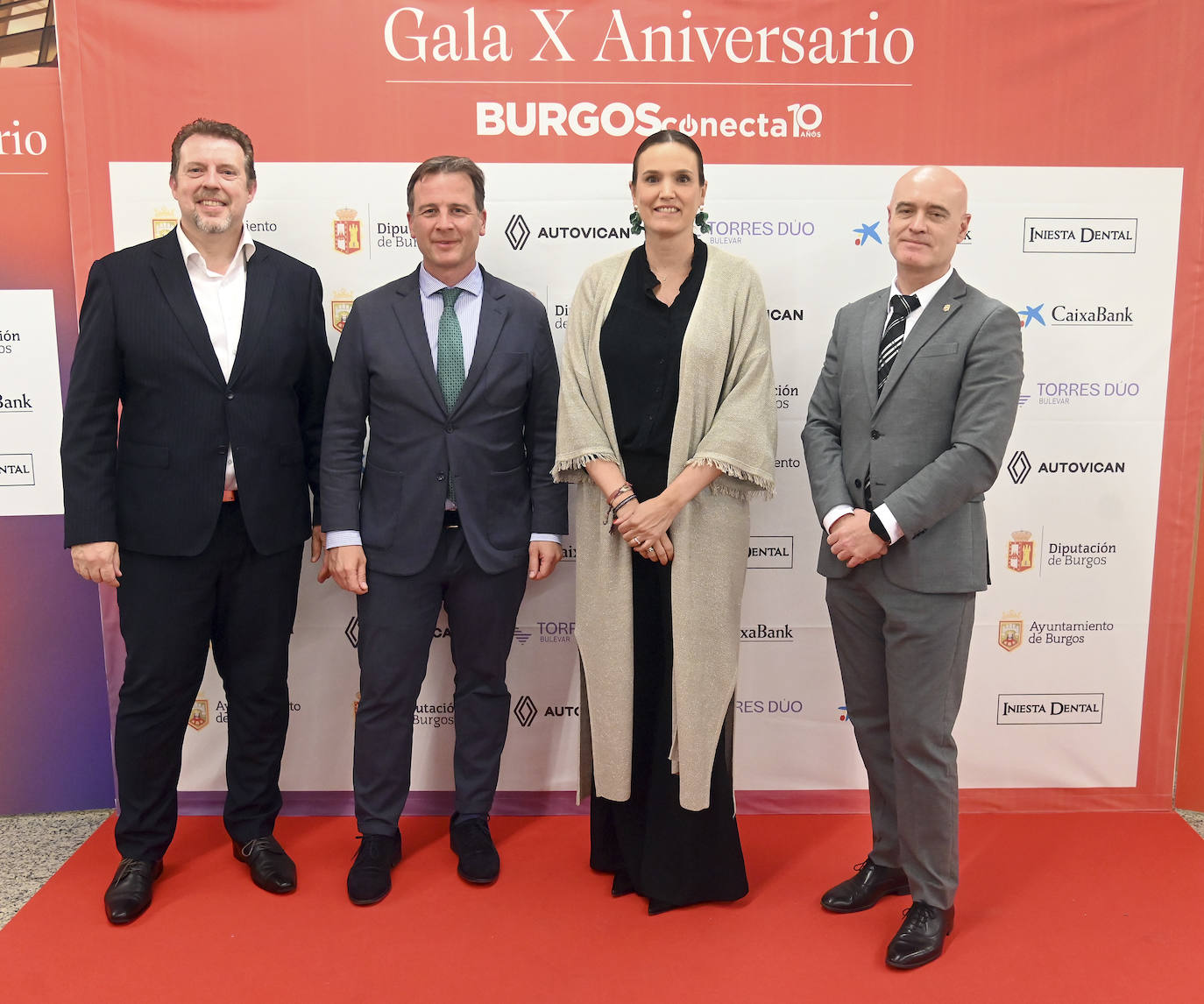 Patrocinadores de la gala por el X aniversario de BURGOSconecta. Miguel Ángel Iniesta, Iniesta Dental; Borja Suárez, presidente de la Diputación; Isabel Ibáñez, CaixaBank; y Ángel Manzanedo, concejal de Hacienda en el Ayuntamiento de Burgos.