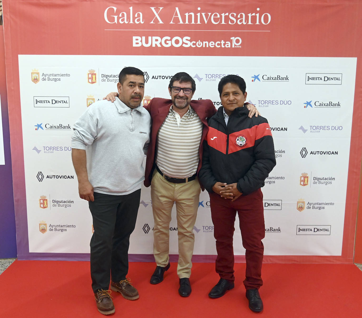 Luis Guachamín y Robinson Alburquerque, Asociación Latinoamericana de Burgos, junto con Julio César Rico, periodista burgalés y colaborador de Burgosconecta, en el centro.