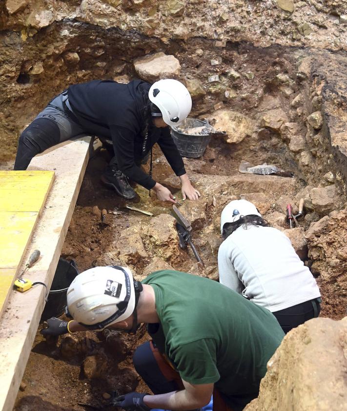 Imagen secundaria 2 - Visita a los yacimientos de Atapuerca en el comienzo de las excavaciones. 