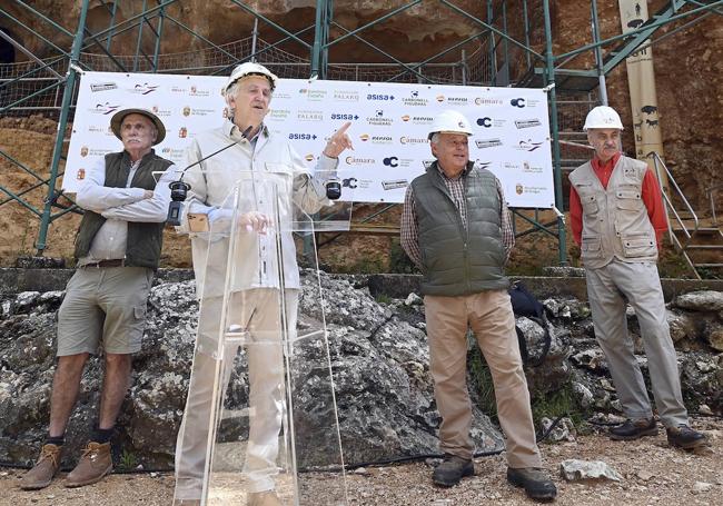 Eudald Carbonel, Juan Luis Arsuaga, Gonzalo Santonja y José María Bermúdez de Castro en el inicio de las excavacioines.