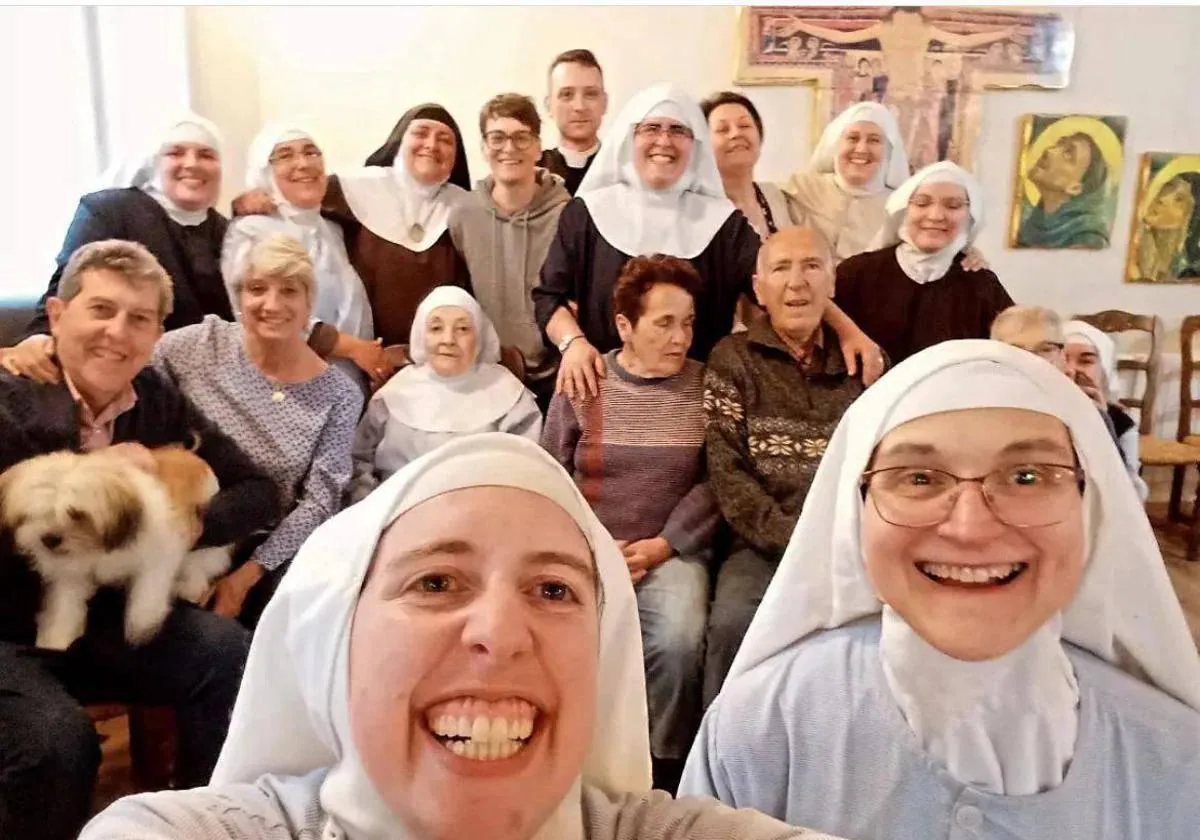 Imagen de las exclarisas de Belorado con sus familiares.