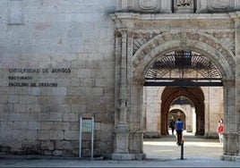 Entrada al Hospital del Rey, sede de la UBU.