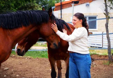 Caballos y perros protagonizan nuevas terapias desde el Burgos rural