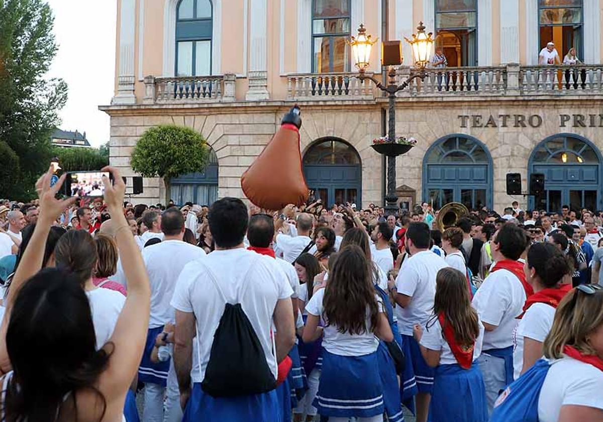 Las peñas sostienen la bota el día del lanzamiento.