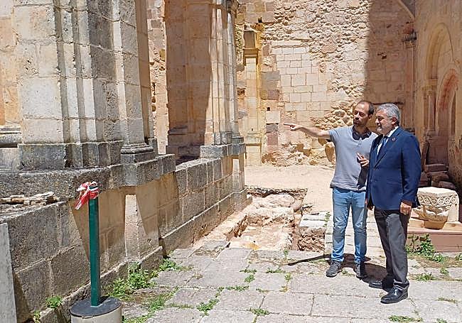 Pedro Luis de la Fuente, subdelegado de Gobierno de Burgos visitando las excavaciones del Monasterio San Pedro de Arlanza.