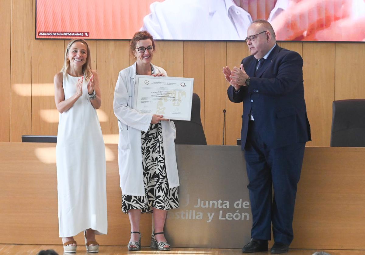 La doctora Esther Cubo, jefa del Servicio de Neurología en el Complejo Asistencial Universitario de Burgos, recibe la certificación de calidad.