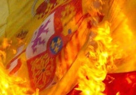 Imagen de archivo de una bandera de España ardiendo.