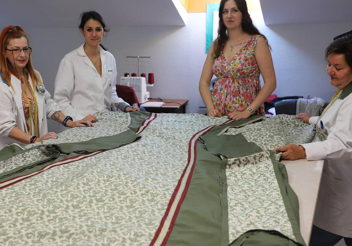 Traje de Doña Berenguela casi terminado junto a algunas de sus creadoras.