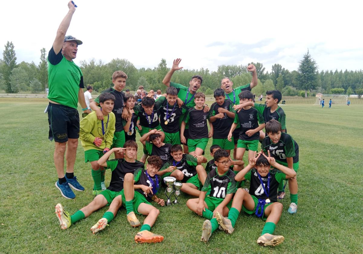 Foto de uno de los equipos de la Escuela de Fútbol de Salas.