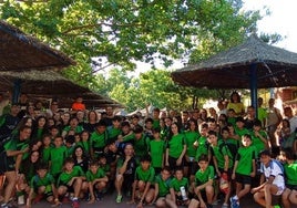 Foto de familia de la Escuela de Fútbol de Salas