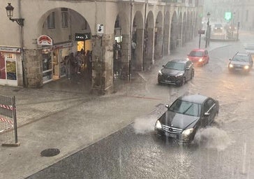 Una impresionante tromba de agua convierte la calle Santander en una piscina