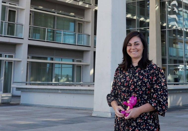 Montesclaros Hortigüela posa con uno de los juguetes que utilizó durante su tesis doctoral.