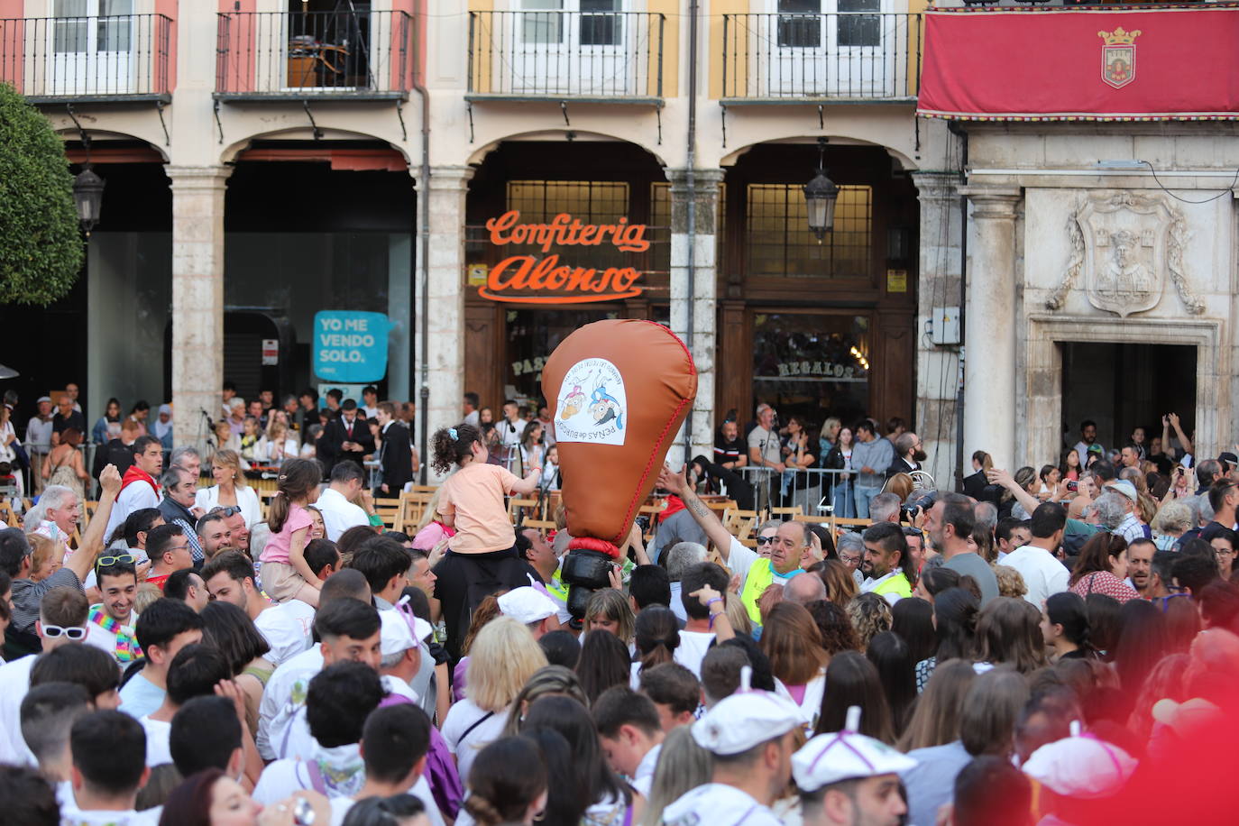 El pregón y la bomba anunciadora de Sampedros, en imágenes