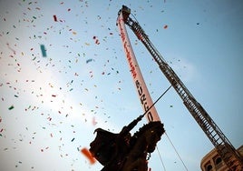 Los Bomberos de Burgos han puesto la sorpresa desplegando una gran pancarta en el Cid.