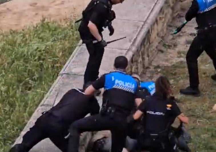 Varios agentes de Policía Nacional y Local han reducido al joven en El Barriles.