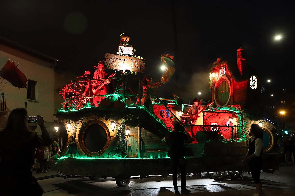 Conoce las carrozas que han animado la Cabalgata nocturna de Sampedros