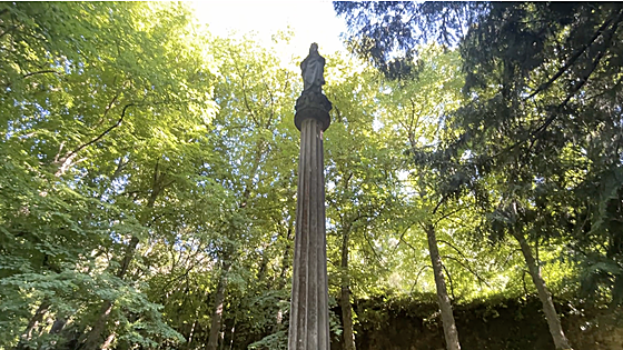 El misterio del monje ensotanado que pasea por un jardín de Burgos