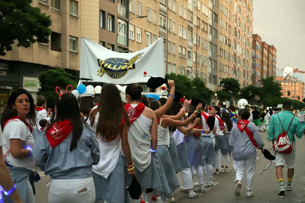 Las peñas ponen el ritmo al desfile de Sampedros