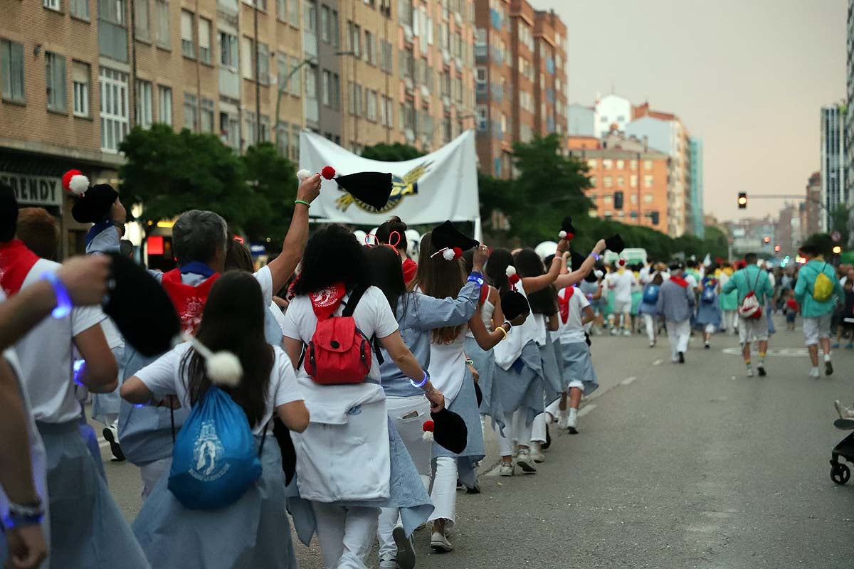 Las peñas ponen el ritmo al desfile de Sampedros