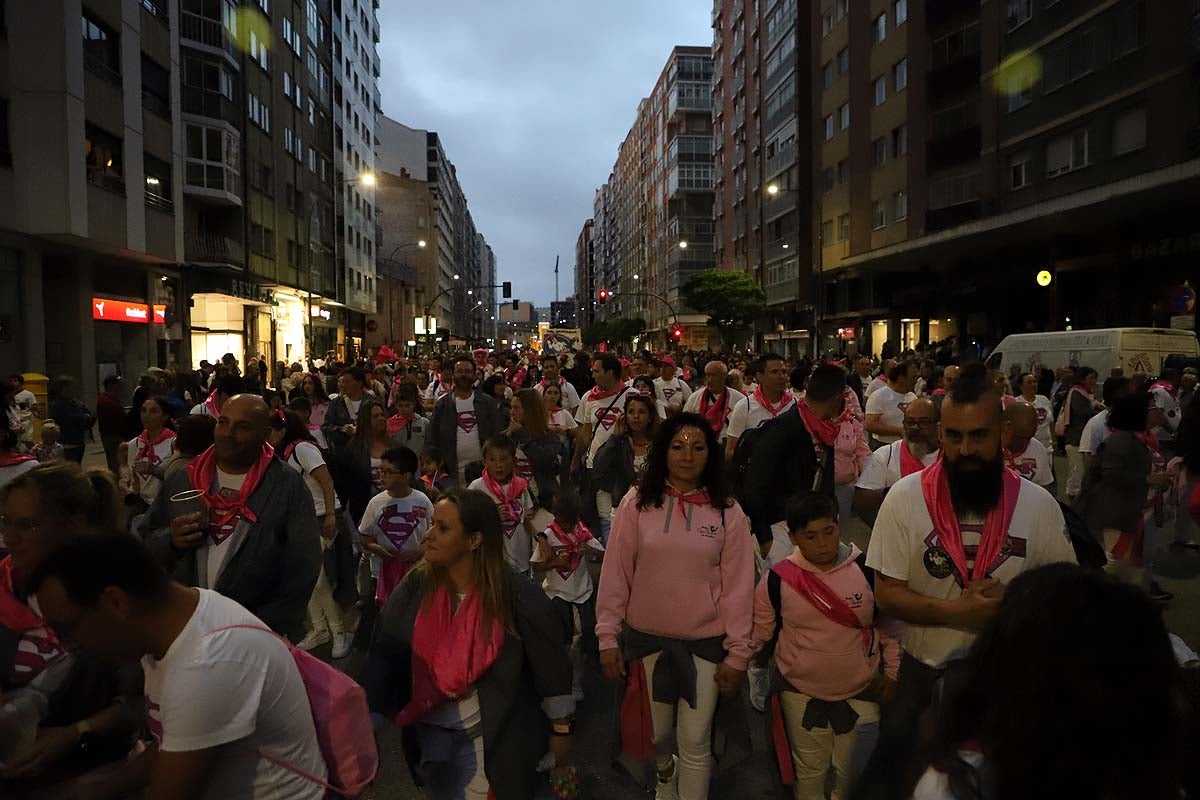 Las peñas ponen el ritmo al desfile de Sampedros