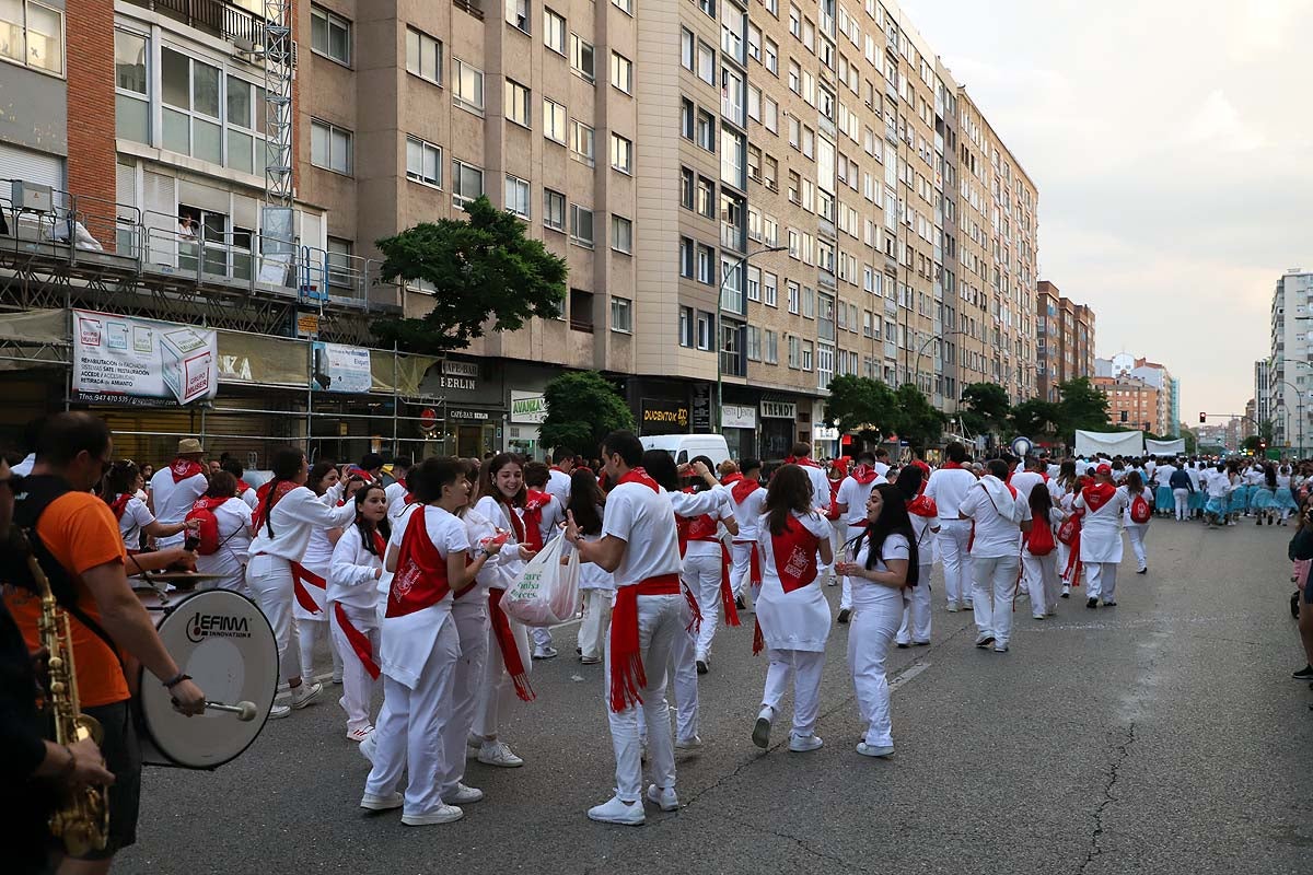 Las peñas ponen el ritmo al desfile de Sampedros