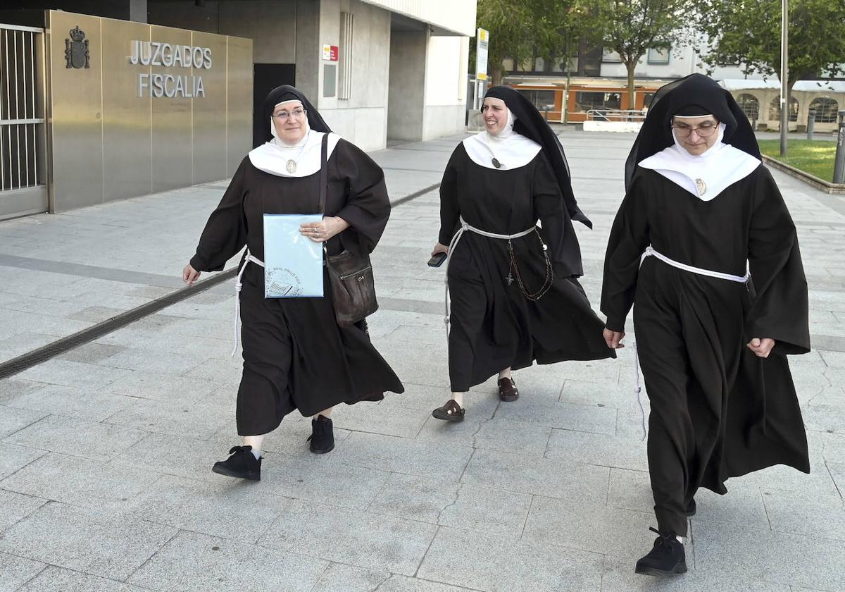 Varias monjas de Belorado en los Juzgados de Burgos.