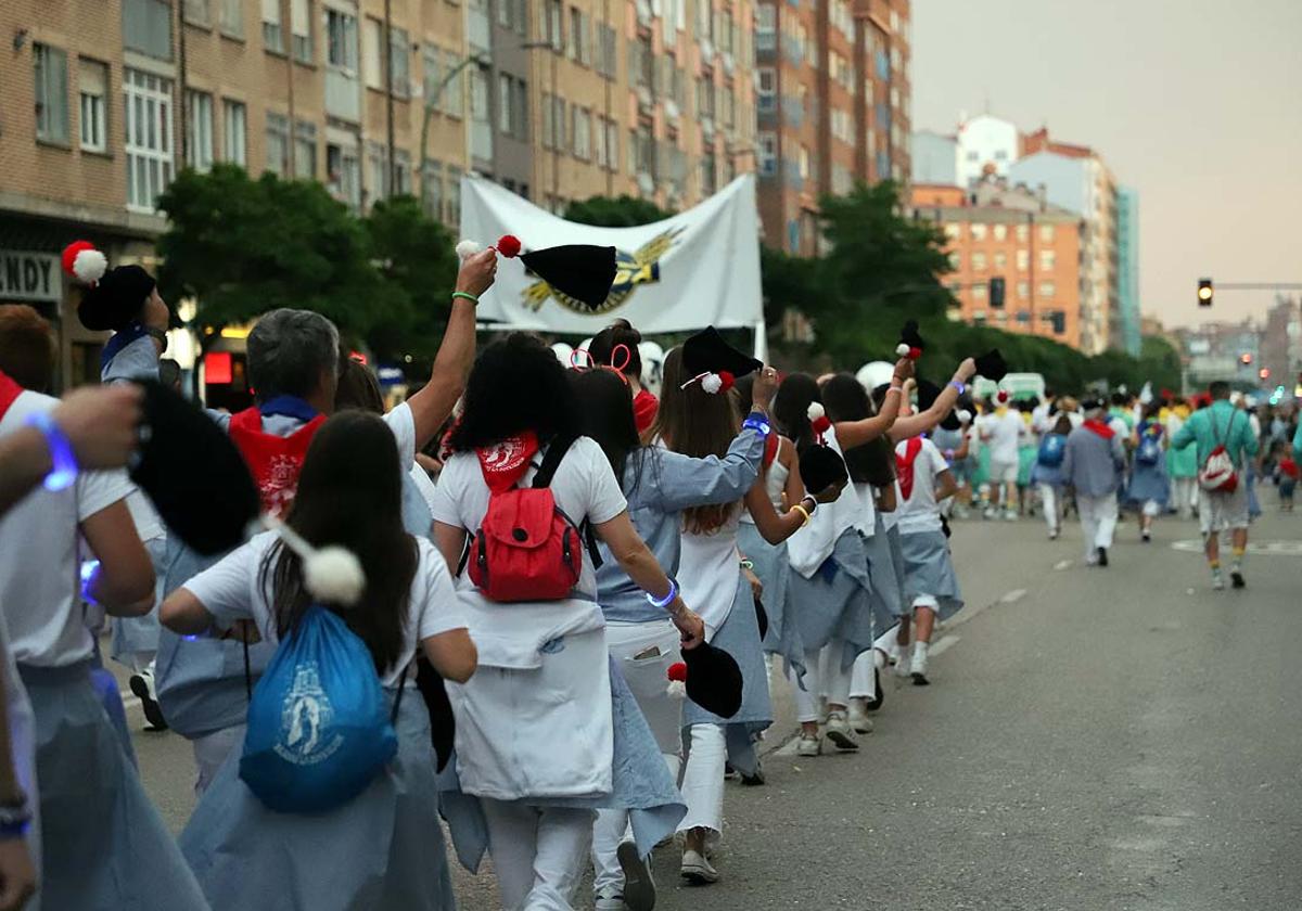 Las peñas en el desfile de Sampedros.