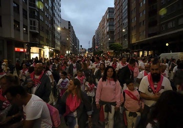 Las peñas ponen el ritmo al desfile de Sampedros