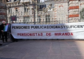 Los pensionistas se concentraron frente a la delegación de la Junta de Castilla y León en Miranda