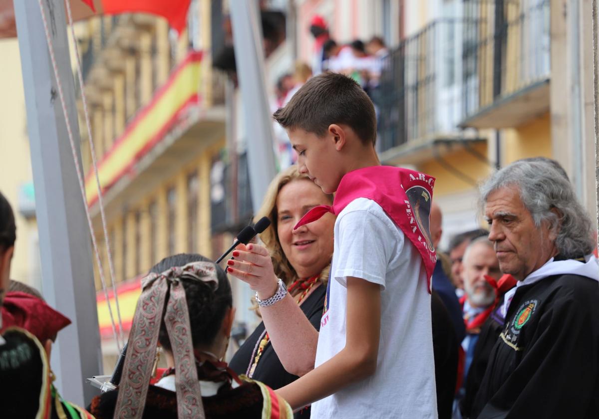 Izan Cano Villaverde dando el pregón infantil de los Sampedros 2024