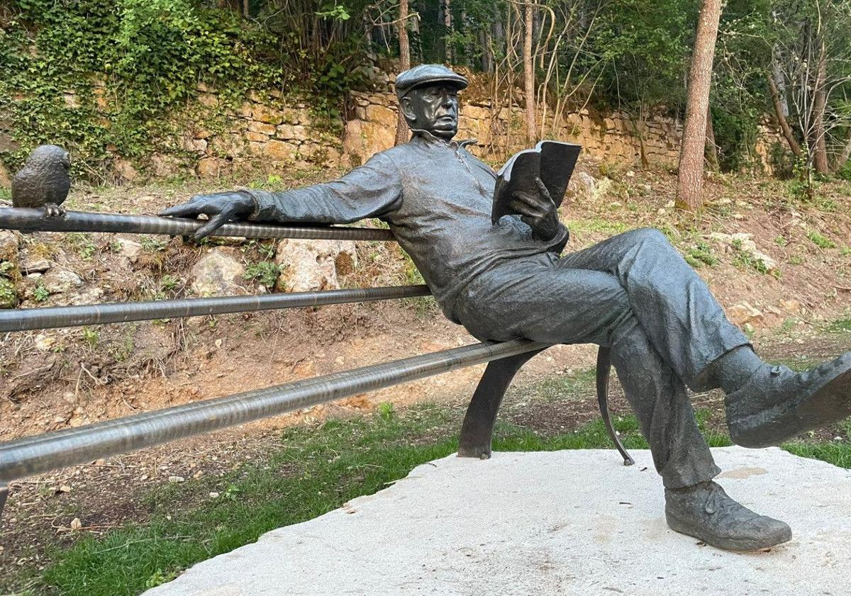 Imagen principal - Escultura de Delibes en Sedano, Ángeles de Castro, mujer de Delibes, y este en bicicleta. 