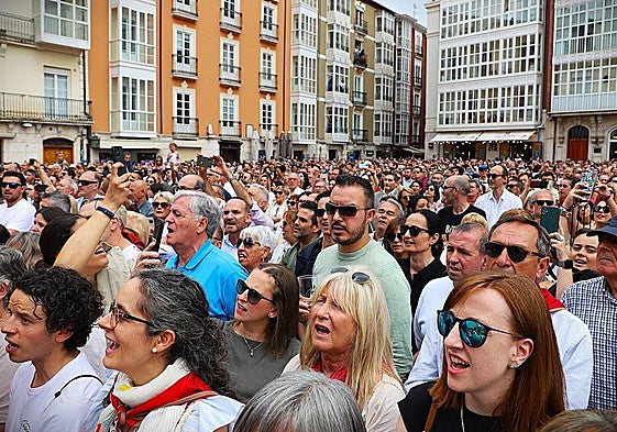 La plaza de la Catedral estaba abarrotada para cantar el Himno a Burgos.