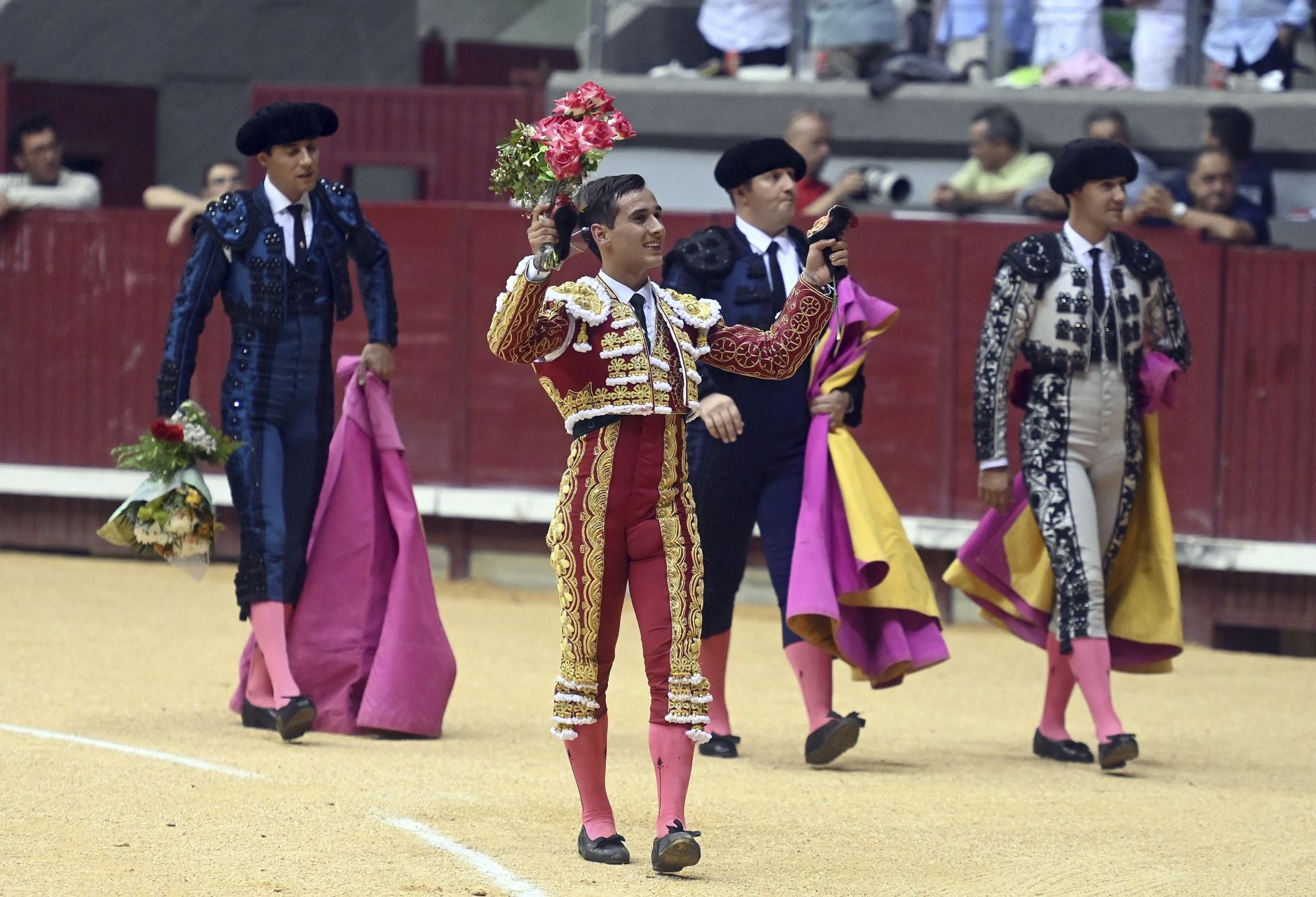 Algunas de las imágenes de la primera corrida de toros de los Sampedros