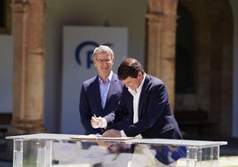 Alfonso Fernández Mañueco firma el acuerdo en presencia de su presidente, Alberto Núñez Feijóo.