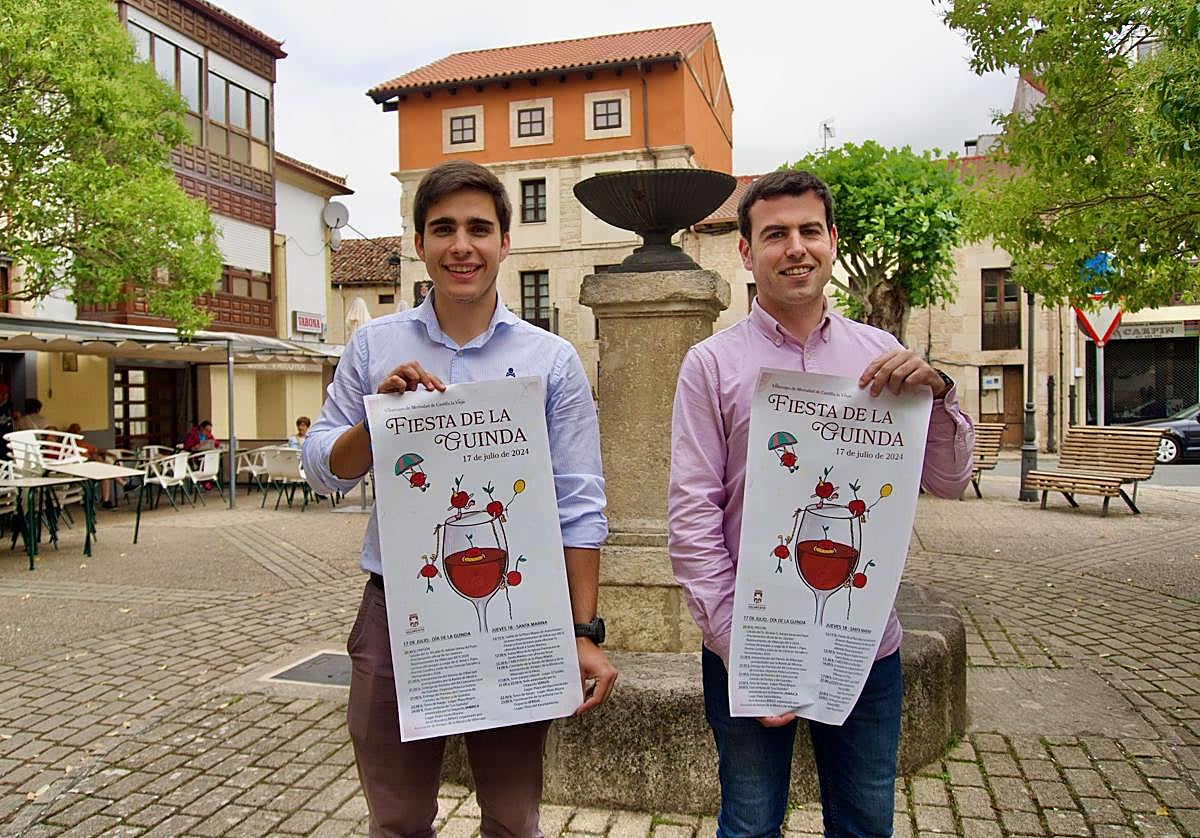 Adrián Serna (dcha.) e Isaac González, alcalde y concejal del Ayuntamiento de Villarcayo con el cartel de la Fiesta de la Guinda.