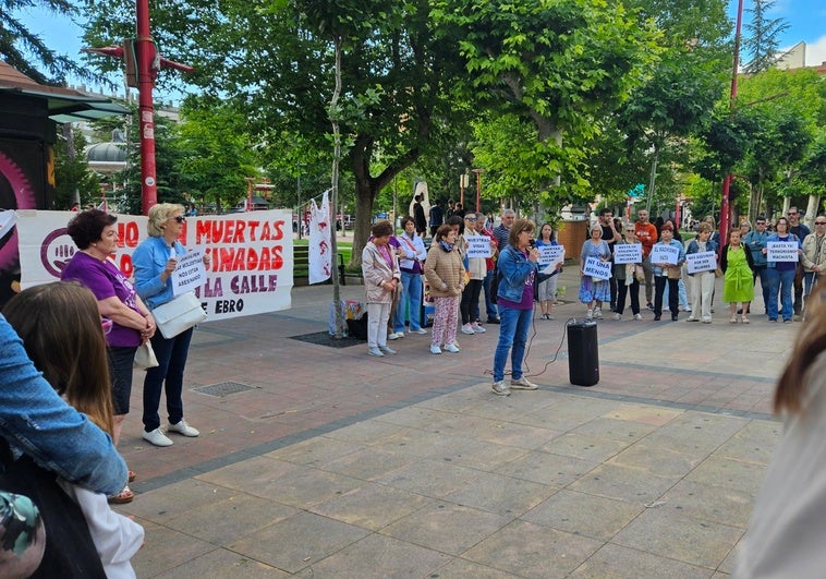 En torno a medio centenar de personas acudieron a la protesta