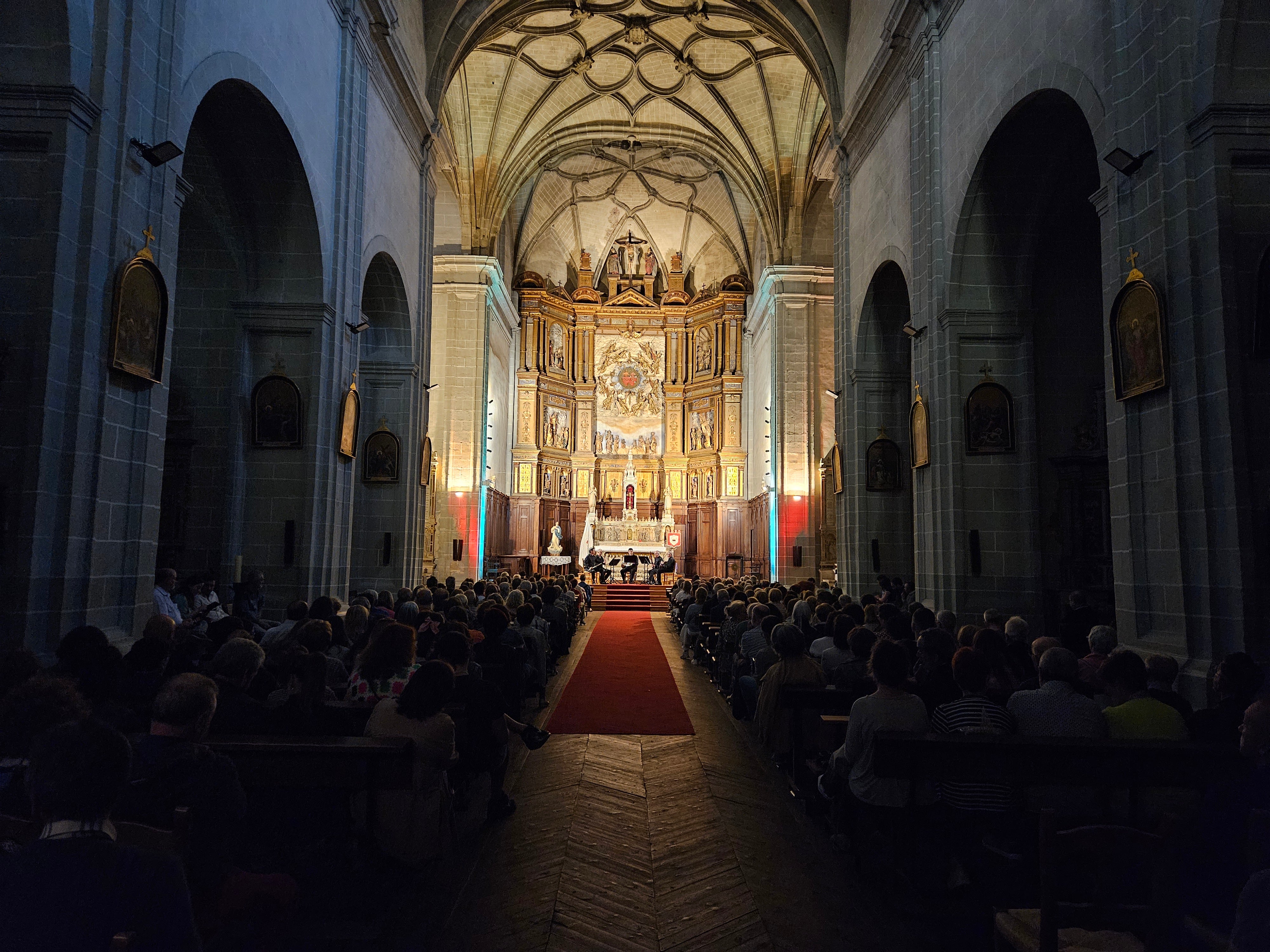 Imagen principal - El Festival se celebró en la iglesia de los Sagrados Corazones