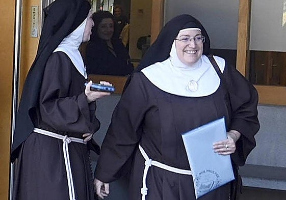 La exabadesa saliendo de los juzgados de Burgos cuando ratificó la denuncia contra Mario Iceta.